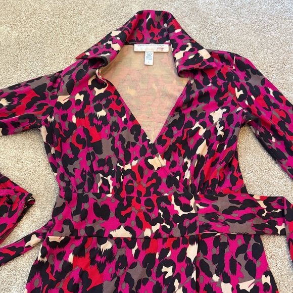 Diane von Furstenberg DVF Hot Pink Black Leopard Patterned Silk Wrap Dress Sz 2 - Picture 3 of 9